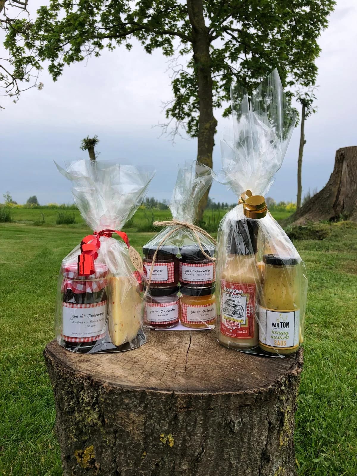 Cadeaupakketten met kaas, jam en streekproducten